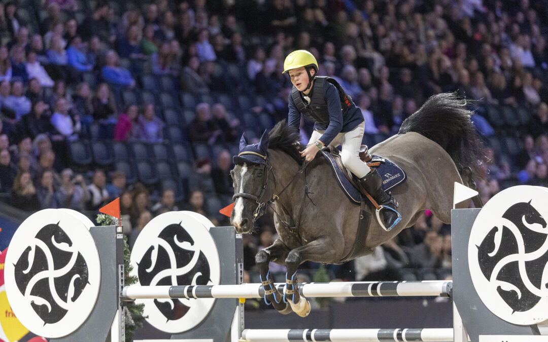 Wilma Linell och Liam Nilsson klara för hoppclinicen