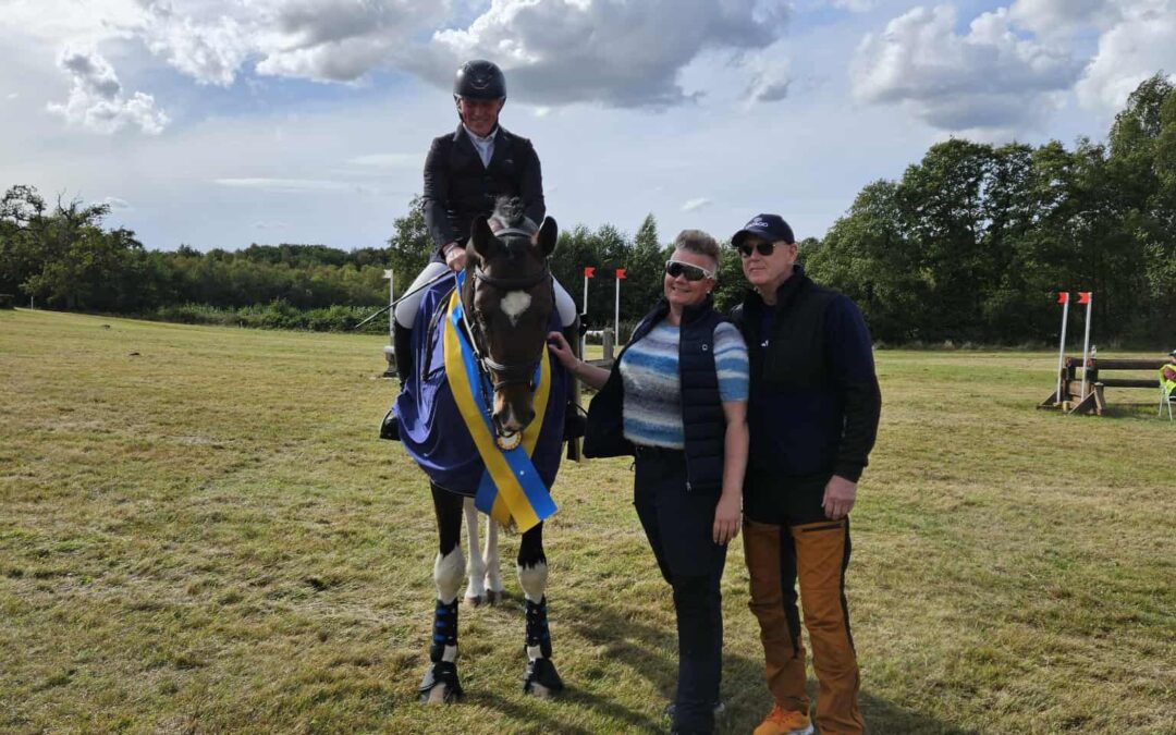 E-Danger Zone ML vinner SWB Stallion Trophy för 4-åriga fälttävlanshästar presenterad av RS Mustang